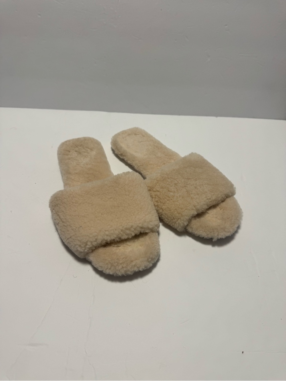 Raye Fuzzy Sandals Revolve Size 7.5 Faux Shearling Fun Teddy Minimalist Fluffy